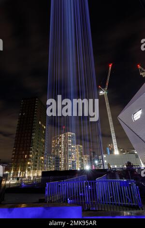 Die erste Atemkunst-Installation von Luke Jerram repräsentiert den Moment, in dem ein Baby seinen ersten Atemzug verspürt. Dieses pulsierende Licht wurde angezeigt Stockfoto