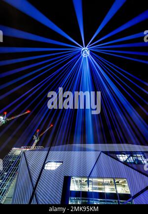 Die erste Atemkunst-Installation von Luke Jerram repräsentiert den Moment, in dem ein Baby seinen ersten Atemzug verspürt. Dieses pulsierende Licht wurde angezeigt Stockfoto