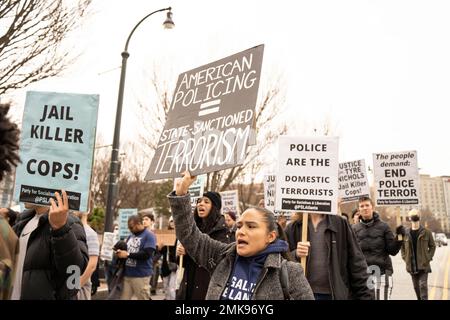 Atlanta, Georgia, USA. 28. Januar 2023. Demonstranten, die Polizeigewalt verurteilten, marschierten in den Straßen von Atlanta nach der Veröffentlichung eines Videos, in dem die Polizei von Memphis den Mord an Tyre Nichols zeigte. Der Protest wurde von der Partei für Sozialismus und Befreiung als Teil einer landesweiten Reihe von Protesten organisiert. (Kreditbild: © Steve Eberhardt/ZUMA Press Wire) NUR REDAKTIONELLE VERWENDUNG! Nicht für den kommerziellen GEBRAUCH! Kredit: ZUMA Press, Inc./Alamy Live News Stockfoto