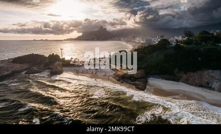 Draufsicht über die Strände Praia do Diabo, Arpoador und Ipanema in Rio de Janeiro, Brasilien an einem wolkigen Tag mit vielen Cariocas, die die Strände genießen Stockfoto