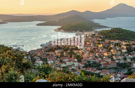 Malerischer Blick auf die kroatischen losinj-Inseln im golf von kvarner bei Sonnenuntergang von oben. Stockfoto