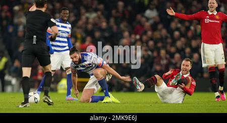 Christian Eriksen von Manchester United (rechts) sieht nach einer Herausforderung von Andy Carroll von Reading während des vierten Spiels des Emirates FA Cup in Old Trafford, Manchester, schmerzhaft aus. Foto: Samstag, 28. Januar 2023. Stockfoto