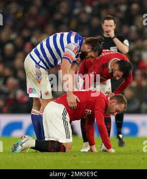 Christian Eriksen von Manchester United (rechts) sieht nach einer Herausforderung von Andy Carroll von Reading während des vierten Spiels des Emirates FA Cup in Old Trafford, Manchester, schmerzhaft aus. Foto: Samstag, 28. Januar 2023. Stockfoto