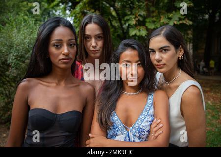 Vier seriöse junge Frauen unterschiedlicher ethnischer Herkunft, Konzept der Vielfalt und Integration Stockfoto