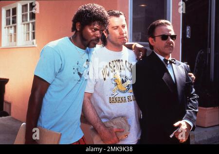 SAMUEL L. JACKSON JOHN TRAVOLTA und HARVEY KEITEL in PULP FICTION 1994 Regisseur/Schriftsteller QUENTIN TARANTINO Stories Quentin Tarantino und Roger Avary Kostümdesign Betsy Heimann Produzent Lawrence Bender A Band Apart / Jersey Pictures / Miramax (USA) - Buena Vista International (UK) Stockfoto