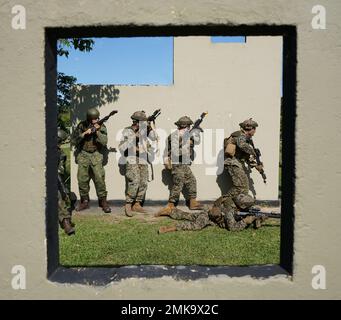 Marines from Lima Company, 3. Bataillon, 25. Marine Regiment, 4. Marine Division, Marine Forces Reserve zur Unterstützung der Special Purpose Marine Air-Ground Task Force UNITAS LXIII, Durchführung von militärischen Operationen in urbanem Gelände (MOUT) Training mit brasilianischen Marines in Ilha do Governador, Rio de Janeiro, 7. September 2022. Die Trainingsphase der Übung UNITAS integriert Partnerländer in verschiedene militärische Veranstaltungen, um Informationen über bewährte Praktiken auszutauschen und die Interoperabilität der multinationalen Streitkräfte zu verbessern. UNITAS ist die weltweit am längsten laufende jährliche multinationale maritime Übung, die sich auf o konzentriert Stockfoto