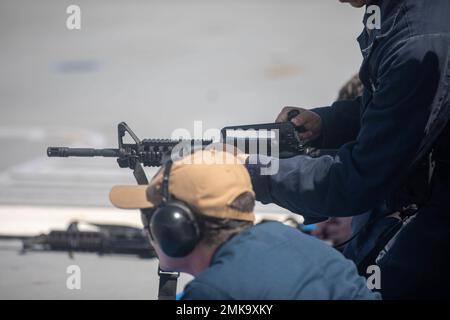 PHILIPPINISCHES MEER (Sept 7, 2022) – Gunners Mate Seaman Martin Aguayo aus Phoenix, Arizona, stellt während eines Schusses an Bord des Lenkraketen-Zerstörers USS Zumwalt (DDG 1000) in der philippinischen See am 7. September ein M4 Gewehr ein. Zumwalt führt laufende Operationen zur Unterstützung eines freien und offenen Indo-Pacific durch. Stockfoto