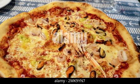 Meeresfrüchte-Frutti di Mare Pizza in einem Fischrestaurant in Kroatien. Stockfoto