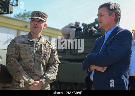 Stellvertretender Sekretär der Armee für Erwerb, Logistik und Technologie, Douglas R. Bush, rechts, hört US-Armeekapitän Matthew Meissner, Kompaniekommandeur der Barbarian Company, 1. Bataillon, 68. Rüstungsregiment, 3. Kampfteam der Panzerbrigade, 4. Infanterie-Division, Als er seine Soldaten vorstellt, die bei der Abrams Tank Training Academy in Biedrusko, Polen, helfen, 7. September 2022. Die Abrams Tank Training Academy wurde gegründet, um polnische Panzerbesetzung über Operationen, Taktiken und Wartung der M1 Abrams-Panzer zu unterrichten und die USA und Polen als Verbündete näher zu bringen. Stockfoto