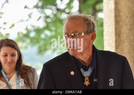 KNOXVILLE, Tennessee. - Im Rahmen der Medal of Honor-Veranstaltungen, die in dieser Woche in ganz Knoxville stattfinden, besuchten mehrere Medal of Honor-Empfänger am Mittwoch, den 7.. September, lokale Gymnasien. Sie kamen mit schwarzen Falkenhubschraubern von Sikorsky an, die von der Armee-Nationalgarde geflogen wurden. Im Gespräch mit den Schülern der Bearden High School waren Generalmajor Patrick H. Brady und Sergeant First Class Sammy L. Davis, die beide während des Vietnamkrieges in der Armee dienten. Nachdem MG Brady und Sgt ihre Geschichten erzählt hatten. 1. die Klasse Davis verließ die Schule über einen schwarzen Falken. Stockfoto