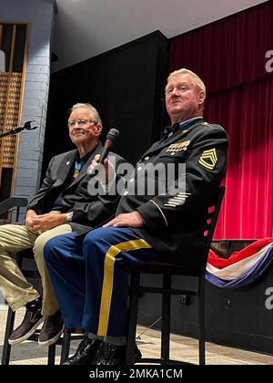 KNOXVILLE, Tennessee. - Im Rahmen der Medal of Honor-Veranstaltungen, die in dieser Woche in ganz Knoxville stattfinden, besuchten mehrere Medal of Honor-Empfänger am Mittwoch, den 7.. September, lokale Gymnasien. Sie kamen mit schwarzen Falkenhubschraubern von Sikorsky an, die von der Armee-Nationalgarde geflogen wurden. Im Gespräch mit den Schülern der Bearden High School waren Generalmajor Patrick H. Brady und Sergeant First Class Sammy L. Davis, die beide während des Vietnamkrieges in der Armee dienten. Nachdem MG Brady und Sgt ihre Geschichten erzählt hatten. 1. die Klasse Davis verließ die Schule über einen schwarzen Falken. Stockfoto