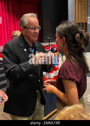 KNOXVILLE, Tennessee. - Im Rahmen der Medal of Honor-Veranstaltungen, die in dieser Woche in ganz Knoxville stattfinden, besuchten mehrere Medal of Honor-Empfänger am Mittwoch, den 7.. September, lokale Gymnasien. Sie kamen mit schwarzen Falkenhubschraubern von Sikorsky an, die von der Armee-Nationalgarde geflogen wurden. Im Gespräch mit den Schülern der Bearden High School waren Generalmajor Patrick H. Brady und Sergeant First Class Sammy L. Davis, die beide während des Vietnamkrieges in der Armee dienten. Nachdem MG Brady und Sgt ihre Geschichten erzählt hatten. 1. die Klasse Davis verließ die Schule über einen schwarzen Falken. Stockfoto