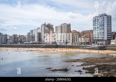 Sommertag am Strand von San Lorenzo in der Stadt Gijon, Spanien Stockfoto