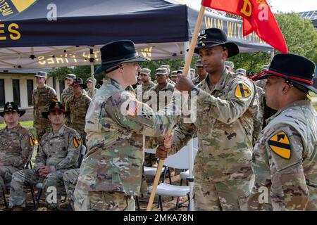 LT. Col. Sam M. Pearson, Kommandant des Bataillons von 6., 56. Air Defense Artillery Regiment übergibt die Führungsflagge an Cpt. Zemas K. Andargachew während Delta Battery, 6. Bataillon, 56. Air Defense Artillery Regiment's, Aktivierungszeremonie auf Fort Hood, Texas, September 7. Diese Geste symbolisierte Andargachews Übernahme des Kommandos von Delta Battery. Stockfoto