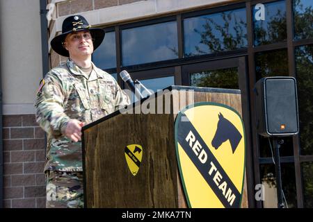 LT. Col. Sam M. Pearson, Kommandant des Bataillons 6., 56. Air Defense Artillery Regiment, lächelt, als er eine Rede bei Delta Battery, 6. Bataillon, 56. Air Defense Artillery Regiment's, Aktivierungszeremonie auf Fort Hood, Texas, September 7, hält. Cpt. Zemas K. Andargachew übernahm das Kommando über die neu gebildete Batterie, während Sgt. 1. Klasse Aaron Gonzales übernahm die Verantwortung als amtierender erster Sergeant. Stockfoto