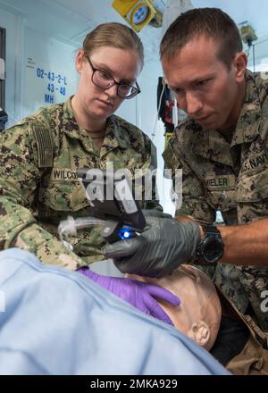 NORFOLK (Sept 7, 2022) die Chirurgen des Expeditionary Resuscitative Surgical System (ERSS) und des Krankenhauspitals, die dem Naval Medical Center Portsmouth zugewiesen wurden, führen während eines realistischen Test-of-Concept an Bord des Docks der Whidbey Island-Klasse, USS Tortuga (LSD-46), 7. September 2022, Notfalloperationen und erweiterte Traumaversorgung an Schaufensterpuppen durch. ERSS wurde entwickelt, um fortgeschrittene medizinische Fähigkeiten an der nächsten Verletzungsstelle zu bieten, entweder auf dem Wasser, unter Wasser oder an Land während der Kampf- oder Notfalleinsätze in einer verteilten Meeresumwelt. Stockfoto