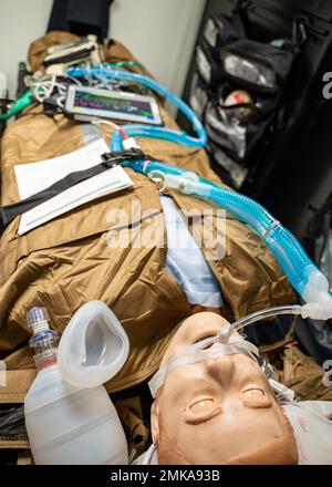 NORFOLK (Sept 7, 2022) die Chirurgen des Expeditionary Resuscitative Surgical System (ERSS) und des Krankenhauspitals, die dem Naval Medical Center Portsmouth zugewiesen wurden, führen während eines realistischen Test-of-Concept an Bord des Docks der Whidbey Island-Klasse, USS Tortuga (LSD-46), 7. September 2022, Notfalloperationen und erweiterte Traumaversorgung an Schaufensterpuppen durch. ERSS wurde entwickelt, um fortgeschrittene medizinische Fähigkeiten an der nächsten Verletzungsstelle zu bieten, entweder auf dem Wasser, unter Wasser oder an Land während der Kampf- oder Notfalleinsätze in einer verteilten Meeresumwelt. Stockfoto