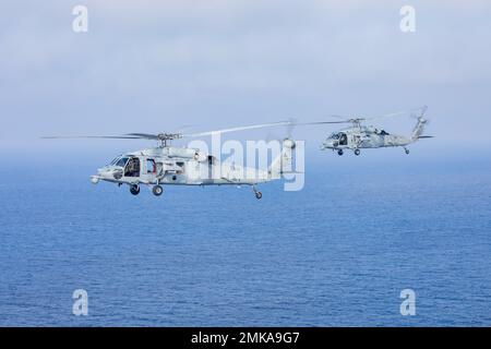 220908-N-MW880-1037 ADRIA (SEP. 8, 2022) zwei MH-60s Nighthawk-Hubschrauber, die an das Helicopter Sea Combat Squadron (HSC) 5 angeschlossen sind, fliegen im Rahmen eines kombinierten Betriebs mit der italienischen Marine am 8. September 2022 über die Adria. The George H.W. Die Bush Carrier Strike Group (CSG) besteht aus George H.W. Bush, Carrier Air Wing (CVW) 7, Destroyer Squadron 26, der Information Warfare Commander und der Ticonderoga-Klasse-Lenkrakenkreuzer USS Leyte Gulf (CG 55). Carrier Air Wing (CVW) 7 ist die offensive Luft- und Schlagkomponente von CSG-10 und der George H.W. Bush CSG. Die Staffeln von CVW-7 sind Str Stockfoto