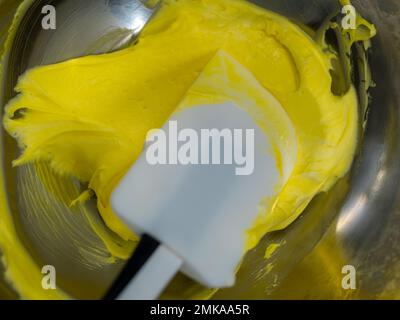 Gelbe Glasrohrfüllung für die Frostkuchendekoration im Küchenlabor Stockfoto