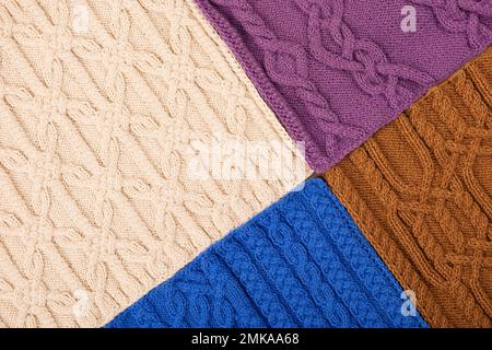 Gestrickter Hintergrund in Beige, Lila, Braun und Blau. Großer Strickstoff mit Muster. Nahaufnahme einer Strickdecke. Stockfoto