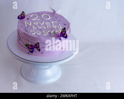 20 Jahre alter Milchkuchen, dekoriert mit einem cremefarbenen, handgemachten Satz, Schmetterlinge, Perlen, Streusel vom Bäckerdesigner Stockfoto