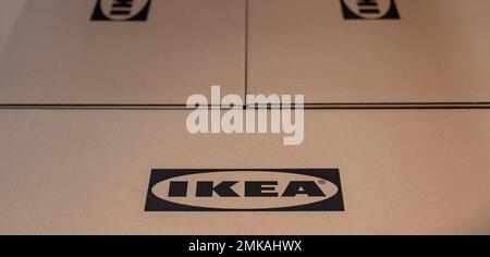 Belgrad, Serbien - 02. Januar 2023: IKEA-Logo auf Kartons Stockfoto
