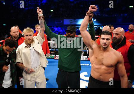 Jake Paul und Tommy Fury posieren nach einem Angesicht im Ring neben Derek Chisora in der OVO Arena Wembley, London. Foto: Samstag, 28. Januar 2023. Stockfoto