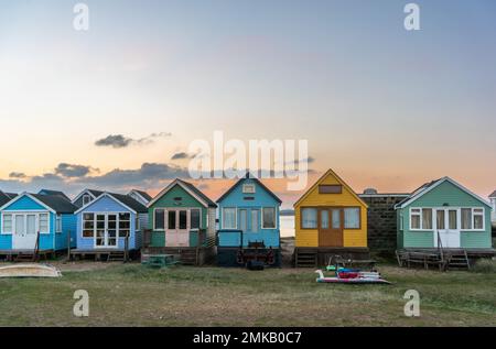 Hengistbury Head Mudeford Spit Strandhütten während Sonnenuntergang der goldenen Stunde, Hengistbury Head, Christchurch, Dorset, England, UK Stockfoto