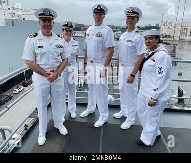 BALTIMORE (Sept 7, 2022) – Mitarbeiter des Naval Medical Research Center (NMRC) posieren für ein Gruppenbild an Bord des Docklandungsschiffs USS Carter Hall (LSD 50) während eines Schiffsbesuches. Während des Aufenthalts an Bord der Carter Hall trafen sich die NMRC-Mitarbeiter mit der Crew, um Erfahrungen aus erster Hand über den Schiffsbetrieb auf dem Weg nach Baltimore für die Maryland Fleet Week & Flyover Baltimore 2022 zu sammeln. Stockfoto