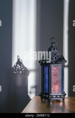 Farbenfrohe marokkanische Lampe, Silhouette und Schatten an der Wand Stockfoto