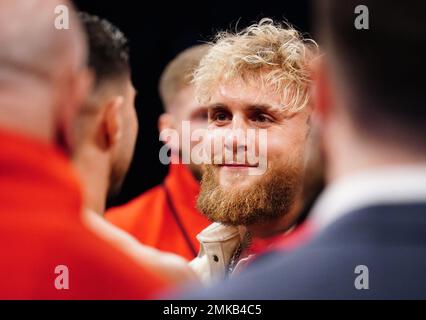 Jake Paul und Tommy Fury stellen sich im Ring in der OVO Arena Wembley, London. Foto: Samstag, 28. Januar 2023. Stockfoto