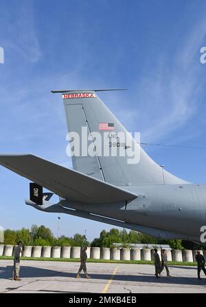 Flugpersonal und Wartungspersonal des 155. Air Betanking Wing führen Nachflugoperationen auf dem KC-135R Stratotanker durch, 7. September 2022. Wachmänner und Reserve-Bürger-Luftwaffe leisten kritische Unterstützung durch das Einsatzgebiet der USAFE-AFRIKA, indem sie in eine Vielzahl von Nationen einreisen und mit ihnen interagieren. Stockfoto