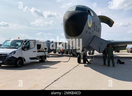 Flugbesatzung und Wartungspersonal des 155. Luftbetankungsflügels sowie Hilfspersonal des Militärstützpunktes Pardubice der Tschechischen Republik führen während der Probble Strike Übung nach dem Flug Operationen für die Nebraska Air National Guard KC-135R Stratotanker vom 7. September 2022 durch. Die Partnerschaften, die wir durch wiederkehrende Übungen wie Probent Strike aufgebaut haben, unterstützen unsere Fähigkeit, einen strategischen froce im Theater einzusetzen, wann immer wir gefragt werden. Stockfoto