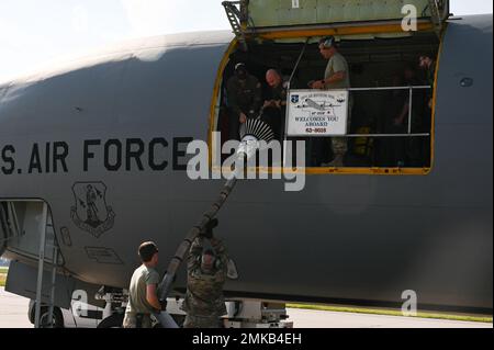 Bediener und Wartungspersonal des Auslegers des 155. Luftbetankungsflügels heben die Drogue-Baugruppe des Auslegers in den KC-135R Stratotanker, 7. September 2022, während der Übung 2022 zum Anschlagen des Auslegers. Air Guardsmen und Reserve Citizen Airmen leisten wichtige Unterstützung im gesamten Einsatzgebiet USAFE-AFRIKA, indem sie in eine Vielzahl von Nationen einreisen und mit ihnen interagieren. #AmpleStrike22,155 Luftbetankungsflügel, KC-135, Nebraska Air National Guard, Stockfoto
