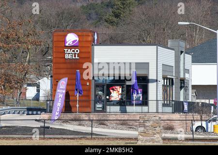 Ein Schild mit der Aufschrift „Jetzt einstellen“ ist vor einem Yum! Brands, Inc Taco Bell Restaurant in Danville. Stockfoto