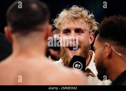 Jake Paul und Tommy Fury stellen sich im Ring in der OVO Arena Wembley, London. Foto: Samstag, 28. Januar 2023. Stockfoto