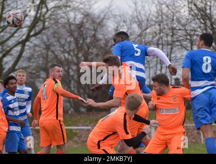 Glasshoughton, West Yorkshire, Großbritannien. 28. Januar 2023. Fredy Bernard von Glasshoughton Welfare AFC trifft am 28. Januar 2023 im Lee Johnston Signage Stadium, Glasshoughton East League Division One, Glasshoughton Welfare AFC gegen Athersley Recreation, in Glasshoughton, West Yorkshire UK Photo Credit Craig Cresswell Photography Credit: Craig Cresswell/Alamy Live News Stockfoto