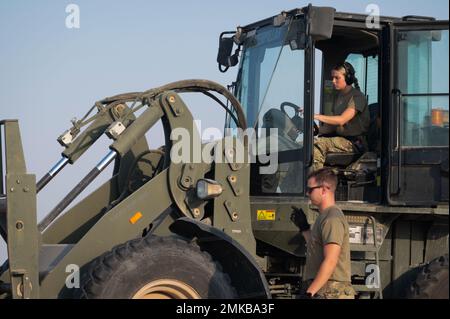 U.S. Air Force Senior Airman Jacob Pierson, 386. Expeditionary Logistics Readiness Squadron Bodentransportbetreiber, unten, trainiert Airman 1. Klasse Josephine Bock, 386. Expeditionary Force Support Squadron Schichtleiter, über den Betrieb eines Teleskopladers während der Operation Agile Spartan III an einem nicht bekannt gegebenen Ort, 7. September 2022. Flieger aus mehreren Staffeln erhielten eine Schulung zum Betrieb von Gabelstaplern, Bombenladern und anderen Fähigkeiten, wie man ein Flugzeug so schnell wie möglich herunterladen kann. Stockfoto