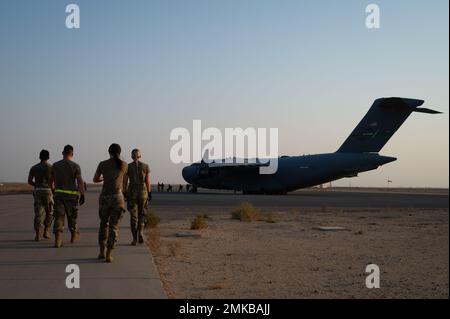 Flieger der 386th Expeditionary Force Support Squadron und der 386th Expeditionary Logistics Readiness Squadron bereiten sich darauf vor, Vorräte von einem C-17 Globemaster III herunterzuladen, während Flieger der Prince Sultan Air Base, Königreich Saudi Arabien, am 7. September 2022 das Flugzeug für die Operation Agile Spartan III verlassen. Flieger aus mehreren Geschwadern erhielten eine Ausbildung zum Betrieb von Gabelstaplern, Bombenladern und anderen Fähigkeiten, wie man ein Flugzeug so schnell wie möglich herunterlädt. 378. AEW, 386. AEW, ACE, MCA, Operation Agile Spartan III, Stockfoto