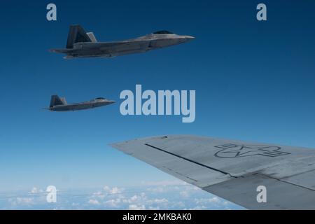 Die ein- und ausgehenden Kommandeure des 154.-Flügels fliegen F-22 Raptors in Formation mit einem KC-135 Stratotanker am 7. September 2022 in der Nähe von Oahu, Hawaii. Der Routine-Trainingsflug diente als Befehlswechsel während des Fluges als Brig. General dann S. Carlson gab das Kommando über den größten Flügel der Air National Guard an Oberst Phillip L. Mallory ab. Stockfoto