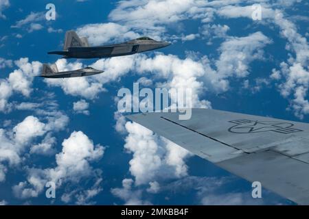 Die ein- und ausgehenden Kommandeure des 154.-Flügels fliegen F-22 Raptors in Formation mit einem KC-135 Stratotanker am 7. September 2022 in der Nähe von Oahu, Hawaii. Der Routine-Trainingsflug diente als Befehlswechsel während des Fluges als Brig. General dann S. Carlson gab das Kommando über den größten Flügel der Air National Guard an Oberst Phillip L. Mallory ab. Stockfoto