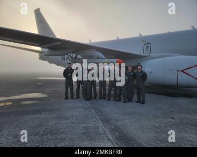 Abbildung 1: Mitglieder der sechs Kampfflugbesatzungen von VP-9 posieren vor dem 84D, die sie während der Atlantic Thunder 2022-Übung beschäftigten. Von links nach rechts: LT. Joseph Reed, LT. Joshua Warner, Petty Officer 1. Class Dana Housley, Petty Officer 2. Class Brian Keller, Petty Officer 2. Class Kiril Leckrone, LT. Jack Partlow, Petty Officer 2. Class Christopher Adams, LT. (j.g.) Annika Wiesinger und Leutnant Sean McMonagle. Stockfoto