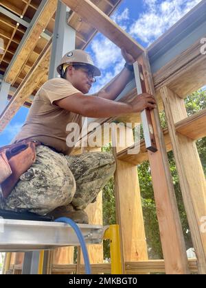 Kwajalein-Atoll, Marshallinseln (07. September 2022) Baumeister 3. Klasse Carlos Hernandez mit Naval Mobile Construction Battalion (NMCB) 4, stellt sicher, dass die Innenwände der Richardson Mehrzweckanlage auf ebenem Niveau an Bord der USA sind Garnison Der Armee - Kwajalein-Atoll. NMCB-4 wird in der gesamten Indo-Pacific-Region und im gesamten Territorium der Vereinigten Staaten eingesetzt, um ein freies und offenes Indo-Pacific zu unterstützen und aufrechtzuerhalten. NMCB-4 ist als technische Einsatztruppe für Krisenreaktionen bereit, die Expeditionslogistik im Theater über die Expeditionsinfrastruktur an der Küste zu liefern, und zwar in Richtung vorwärtsgerichteter Schäden Stockfoto