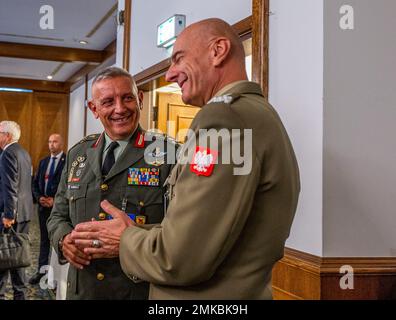 Die Delegierten treffen sich am 8. September 2022 in der Ukraine Defense Contact Group am Luftwaffenstützpunkt Ramstein. Verteidigungsminister und führende Politiker aus 50 Ländern nahmen persönlich und virtuell an dem Treffen teil, um die Unterstützung der NATO-Alliierten und -Partner zu erörtern. CJCS, NATO, SECDEF, UDCG, Kontaktgruppe Verteidigung der Ukraine, Stockfoto