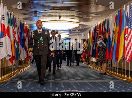 Die Delegierten treten in die Ukraine Defense Contact Group am Luftwaffenstützpunkt Ramstein ein, Deutschland, 8. September 2022. Verteidigungsminister und führende Politiker aus 50 Ländern nahmen persönlich und virtuell an dem Treffen teil, um die Unterstützung der NATO-Alliierten und -Partner zu erörtern. CJCS, NATO, SECDEF, UDCG, Kontaktgruppe Verteidigung der Ukraine, Stockfoto