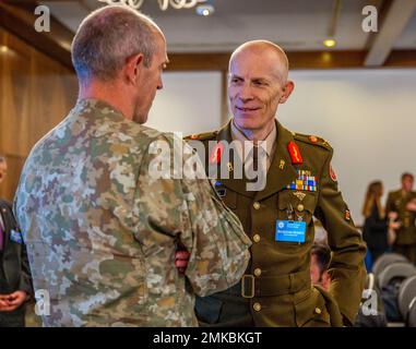 Die Delegierten treffen sich am 8. September 2022 in der Ukraine Defense Contact Group am Luftwaffenstützpunkt Ramstein. Verteidigungsminister und führende Politiker aus 50 Ländern nahmen persönlich und virtuell an dem Treffen teil, um die Unterstützung der NATO-Alliierten und -Partner zu erörtern. CJCS, NATO, SECDEF, UDCG, Kontaktgruppe Verteidigung der Ukraine, Stockfoto