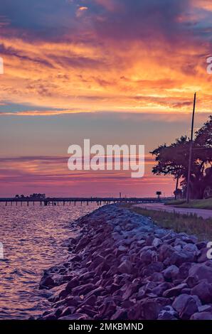 Die Sonne geht auf Bayou La Batre Strand, 9. Mai 2015, in Bayou La Batre, Alabama. Stockfoto