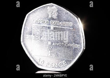 Eine britische 50p-Euro-Münze zum Sammeln erklärt Offside Stockfoto