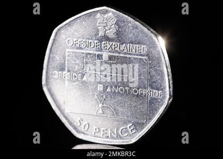 Eine britische 50p-Euro-Münze zum Sammeln erklärt Offside Stockfoto