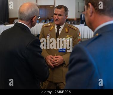 Die Delegierten der Ukraine Defense Contact Group diskutieren Themen während des Treffens auf dem Luftwaffenstützpunkt Ramstein, Deutschland, 8. September 2022. Die Staats- und Regierungschefs der Welt trafen sich, um eine enge Koordinierung zwischen den Alliierten und Partnern aufrechtzuerhalten und gleichzeitig die Verteidigungskräfte kontinuierlich zu überprüfen und Entscheidungen über die Bewegungen der Streitkräfte innerhalb Europas zu treffen. Dies ist das zweite Mal, dass die UDCG in Ramstein stattfindet. CJCS, NATO, SECDEF, UDCG, Kontaktgruppe Verteidigung der Ukraine, Stockfoto